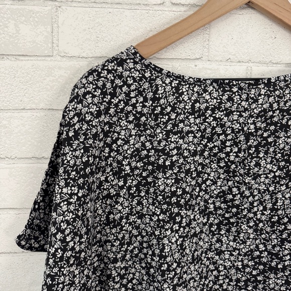 SHEIN Curve Tiered Floral Black Top - Picture 7 of 8